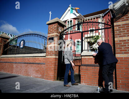 Wahlkreis Belfast West MLA Alex Maskey platzieren eine Nachricht von Gerry Adams bis vor die Tore von Connolly Haus, Andersonstown, Belfast, nach der Tod des Nordirlandes ehemalige stellvertretende erste Minister und Ex-IRA Kommandant Martin McGuinness im Alter von 66 Mitarbeiter. Stockfoto