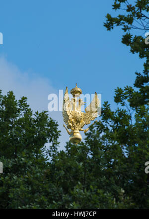 ST. PETERSBURG, Russland - 12. Juli 2016: Dreiköpfigen Adler, Architektur-Element Zaun der Alexandersäule. Sankt Petersburg, Russland. Stockfoto