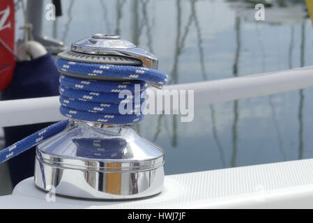 Details der blauen Seil am Winde an Bord eines Segelbootes befestigt. Bootfahren Konzept Stockfoto