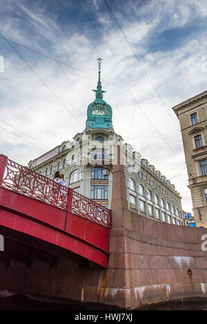 ST. PETERSBURG, Russland - 14. Juli 2016: Blick auf die rote Brücke und das Haus "Esders und Sheyfals" (Baujahr 1907) in St. Petersburg, Russland Stockfoto