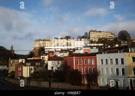 Häuser in Clifton und die Clifton Suspension Bridge über den Avon-Schlucht in Bristol, England. Die Brücke wurde von Isambard Kingdom Brunel und o entworfen. Stockfoto