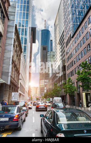 FRANKFURT AM MAIN, Deutschland - 18. Mai 2016: Rush Hour in Frankfurt Am Main-Stadt. Frankfurt / Main ist dynamische und internationale Finanz- und Handel mit ci Stockfoto