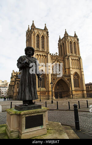 Zustand des Rajah Rammohun Roy (Raja Ram Mohan Roy) außerhalb der Kathedrale von Bristol, England. Roy war ein Denker und Bengali. Stockfoto