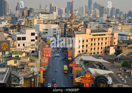 Bangkok, Thailand - 18. Februar 2017: Luftaufnahme des berühmten Yaowarat Straße in Chinatown, Bangkok, Thailand gesehen vom Dach Stockfoto