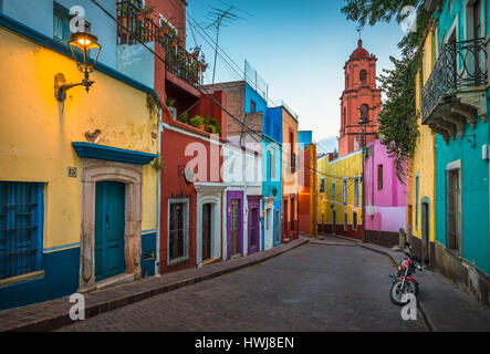 Motorrad auf einer malerischen Straße im historischen Zentrum von Guanajuato, Mexiko---Guanajuato ist eine Stadt und Gemeinde in Zentralmexiko und die Stockfoto