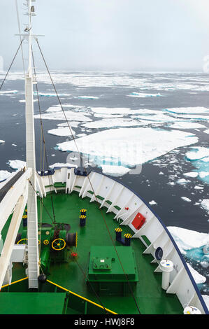 Expeditionsboot Navigation durch schmelzendes Packeis, Arktischer Ozean, 81° Nord und 26° Ost, Svalbard-Archipel, Norwegen, Europa Stockfoto