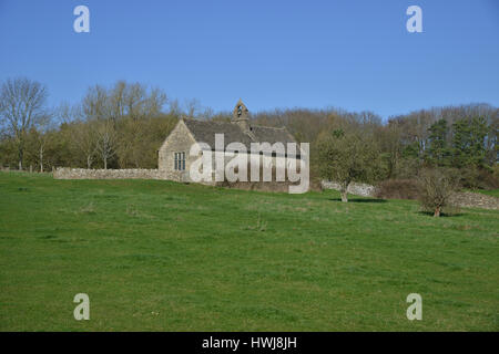 St. Oswald Kirche, die vor allem 13. Jahrhundert Herkunft liegt im Windrush Tal in der Nähe der Cotswold Gateway Stadt Burford, Oxfordshire Stockfoto