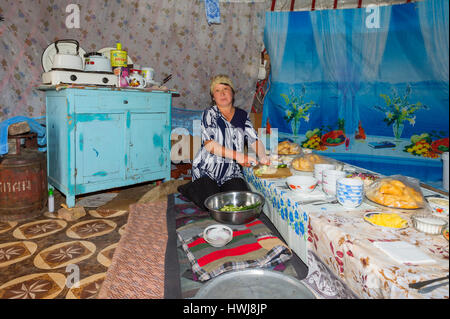 Kasachische Nomaden Frau bereitet den Tisch für die Gäste in einer Jurte, Ile-Alatau National Park, Assy Plateau, Almaty, Kasachstan, Zentralasien, nur zur redaktionellen Verwendung Stockfoto