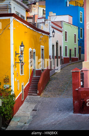 Typische bunte Straße in Guanajuato, Mexiko mit ihren spanischen Kolonialbauten. ---Guanajuato ist eine Stadt und Gemeinde in Zentralmexiko und Stockfoto