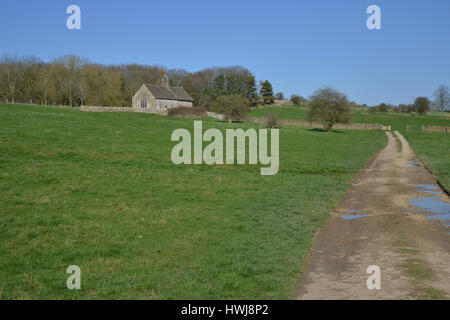 St. Oswald Kirche, die vor allem 13. Jahrhundert Herkunft liegt im Windrush Tal in der Nähe der Cotswold Gateway Stadt Burford, Oxfordshire Stockfoto