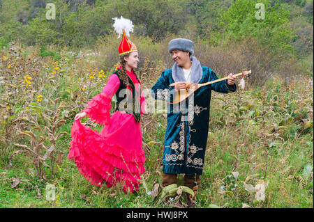 Kasachische Mann singen und spielen Dombura für eine Frau, kasachische ethnographische Dorf Aul Gunny, Talgar City, Almaty, Kasachstan, Zentralasien, Redaktion verwenden ausschließlich Stockfoto