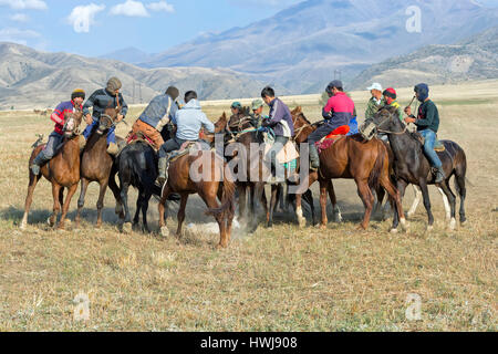 Traditionelle Kokpar oder Buzkashi am Rande des Gabagly Nationalparks, Schymkent, Region Süd, Kasachstan, Zentralasien, nur zu redaktionellen Zwecken Stockfoto