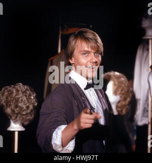 Deutscher Komiker, Wis und Moderator Hape Kerkeling in seiner Sendereihe "Hape Passiert', Deutschland 1980er Jahre. Deutsche Comedian, Schauspieler und TV-Moderator Hape Kerkeling in seiner Show "Hape passiert", Deutschland 1980. Stockfoto