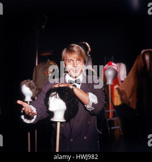 Deutscher Komiker, Wis und Moderator Hape Kerkeling in seiner Sendereihe "Hape Passiert', Deutschland 1980er Jahre. Deutsche Comedian, Schauspieler und TV-Moderator Hape Kerkeling in seiner Show "Hape passiert", Deutschland 1980. Stockfoto