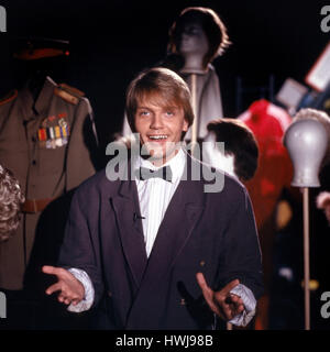 Deutscher Komiker, Wis und Moderator Hape Kerkeling in seiner Sendereihe "Hape Passiert', Deutschland 1980er Jahre. Deutsche Comedian, Schauspieler und TV-Moderator Hape Kerkeling in seiner Show "Hape passiert", Deutschland 1980. Stockfoto