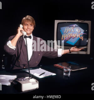 Deutscher Komiker, Wis und Moderator Hape Kerkeling in seiner Sendereihe "Hape Passiert', Deutschland 1980er Jahre. Deutsche Comedian, Schauspieler und TV-Moderator Hape Kerkeling in seiner Show "Hape passiert", Deutschland 1980. Stockfoto