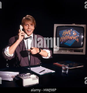 Deutscher Komiker, Wis und Moderator Hape Kerkeling in seiner Sendereihe "Hape Passiert', Deutschland 1980er Jahre. Deutsche Comedian, Schauspieler und TV-Moderator Hape Kerkeling in seiner Show "Hape passiert", Deutschland 1980. Stockfoto