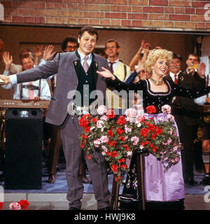 Deutscher Kabarettist, Autor und Wis Gerhard Polt, Gisela Schneeberger in der Produktion "Heimatabend", Deutschland 1984, Regie: Christian Müller Stockfoto