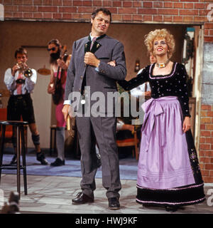 Deutscher Kabarettist, Autor und Wis Gerhard Polt, Gisela Schneeberger in der Produktion "Heimatabend", Deutschland 1984, Regie: Christian Müller Stockfoto