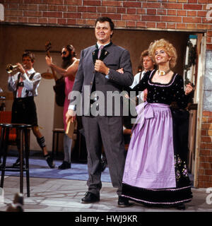 Deutscher Kabarettist, Autor und Wis Gerhard Polt, Gisela Schneeberger in der Produktion "Heimatabend", Deutschland 1984, Regie: Christian Müller Stockfoto