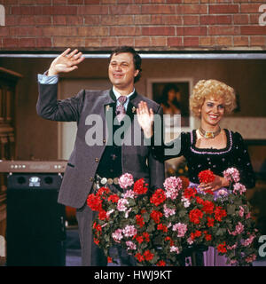 Deutscher Kabarettist, Autor und Wis Gerhard Polt, Gisela Schneeberger in der Produktion "Heimatabend", Deutschland 1984, Regie: Christian Müller Stockfoto