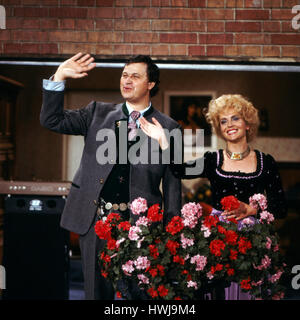 Deutscher Kabarettist, Autor und Wis Gerhard Polt, Gisela Schneeberger in der Produktion "Heimatabend", Deutschland 1984, Regie: Christian Müller Stockfoto