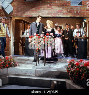 Deutscher Kabarettist, Autor und Wis Gerhard Polt, Gisela Schneeberger in der Produktion "Heimatabend", Deutschland 1984, Regie: Christian Müller Stockfoto