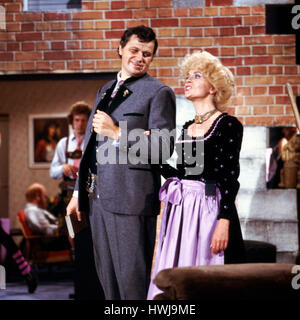 Deutscher Kabarettist, Autor und Wis Gerhard Polt, Gisela Schneeberger in der Produktion "Heimatabend", Deutschland 1984, Regie: Christian Müller Stockfoto