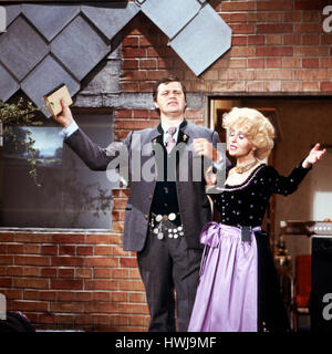 Deutscher Kabarettist, Autor und Wis Gerhard Polt, Gisela Schneeberger in der Produktion "Heimatabend", Deutschland 1984, Regie: Christian Müller Stockfoto