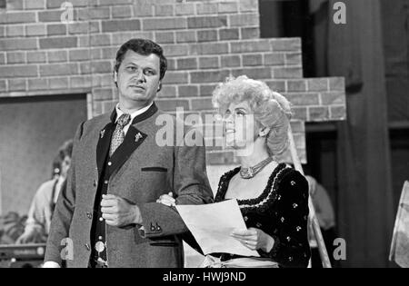 Deutscher Kabarettist, Autor und Wis Gerhard Polt, Gisela Schneeberger in der Produktion "Heimatabend", Deutschland 1984, Regie: Christian Müller Stockfoto