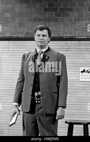 Deutscher Kabarettist, Autor und Wis Gerhard Polt in der Produktion "Heimatabend", Deutschland 1984, Regie: Christian Müller Stockfoto