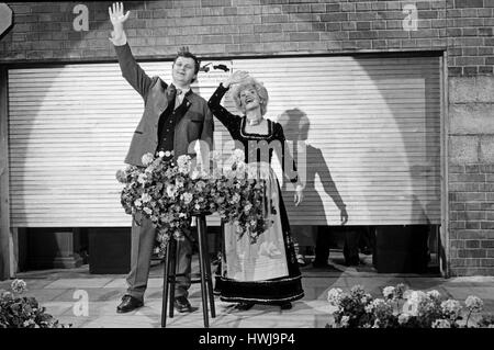 Deutscher Kabarettist, Autor und Wis Gerhard Polt, Gisela Schneeberger in der Produktion "Heimatabend", Deutschland 1984, Regie: Christian Müller Stockfoto