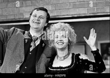 Deutscher Kabarettist, Autor und Wis Gerhard Polt, Gisela Schneeberger in der Produktion "Heimatabend", Deutschland 1984, Regie: Christian Müller Stockfoto