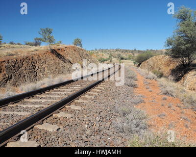 Die Ghan Railway track von Darwin nach Alice Springs, in der Nähe von Alice Springs, Australien Juli 2015 Stockfoto
