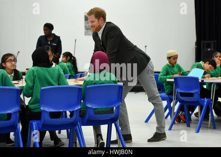 Prinz Harry trifft Schüler auf Ja, Sie können persönliche Entwicklung das Projekt funktioniert, um leistungsschwach Jahr 8 Schüler, ihr volle Potenzial zu erreichen, während eines Besuchs zu Hamilton Community College in Leicester zu helfen. Stockfoto