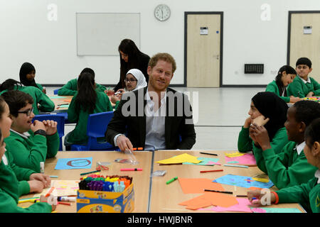 Prinz Harry trifft Schüler auf Ja, Sie können persönliche Entwicklung das Projekt funktioniert, um leistungsschwach Jahr 8 Schüler, ihr volle Potenzial zu erreichen, während eines Besuchs zu Hamilton Community College in Leicester zu helfen. Stockfoto