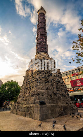 ISTANBUL, Türkei - 18. August 2015: Spalte von Constantine die wichtigsten Beispiele der römischen Kunst in Istanbul. Altes Denkmal befindet sich an der Divan-Yo Stockfoto