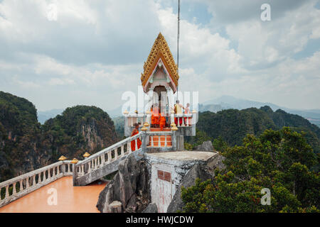 Krabi, Thailand - 10. April 2016: Novizen Hügel des Tiger Cave Mountain Tempels am 10. April 2016 in Krabi, Thailand beobachten. Stockfoto