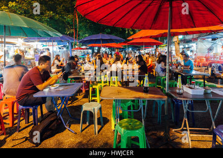 Chiang Mai, Thailand - 27. August 2016: Menschen Essen an das Straßencafé am Samstagabend Markt am 27. August 2016 in Chiang Mai, Thailand. Stockfoto