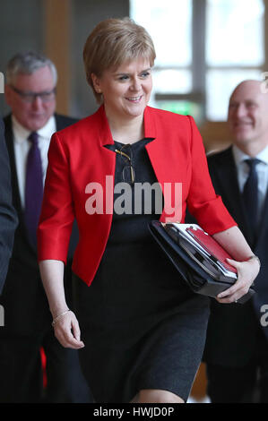 Erster Minister von Schottland Nicola Sturgeon kommt bei dem schottischen Parlament vor einer Debatte auf potenzielle Unabhängigkeitsreferendum. Stockfoto