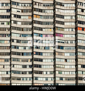 Arlington House, einem großen Wohnblock zwischen dem Bahnhof und dem Dreamland in der Küstenstadt Margate, Kent, England. Stockfoto