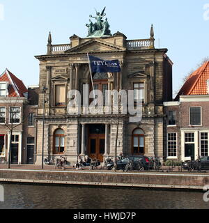 18. Jahrhundert Teyler Museum Kunst, Naturgeschichte und Wissenschaftsmuseum in Haarlem, Niederlande am Fluss Spaarne Stockfoto