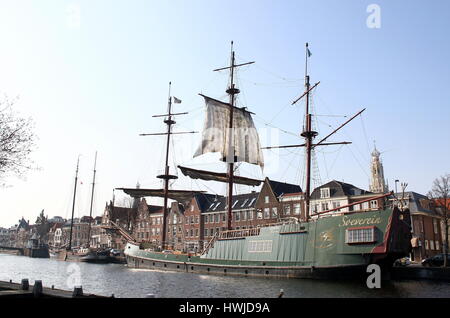 Historischer Nachbau Segelschiff vor Anker Soeverein (2005, lose basierend auf einem Osten Ostindienfahrer VOC-Schiff) entlang der Spaarne in zentralen Haarlem, Niederlande Stockfoto