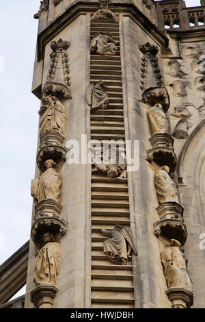 Die Jakobsleiter auf der Westfassade, die Westfassade des Bath Abbey in Bath, England. Stockfoto