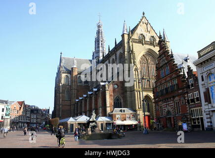 Grote Kerk oder St. Bavo-Kirche, ehemalige katholische Kathedrale am zentralen Marktplatz (Grote Markt) von Haarlem, Niederlande. Auf richtige De Hallen museum Stockfoto