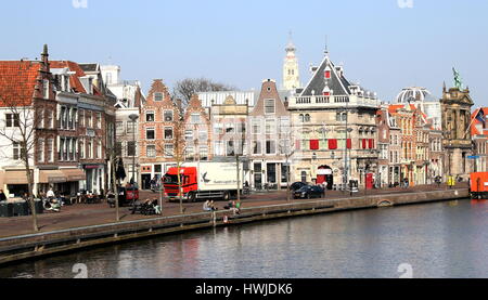 Spaarne Fluss in Haarlem, Niederlande, mit De Waag, einem ehemaligen 16. Jahrhundert wiegen Haus auf der rechten Seite. Stockfoto