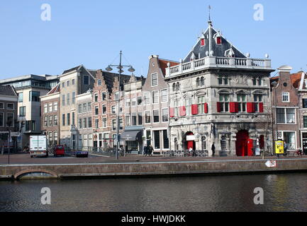 Spaarne Fluss in Haarlem, Niederlande, mit De Waag, einem ehemaligen 16. Jahrhundert wiegen Haus auf der rechten Seite. Stockfoto