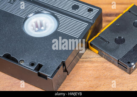 Vintage Video Kassetten auf Holztisch Stockfoto