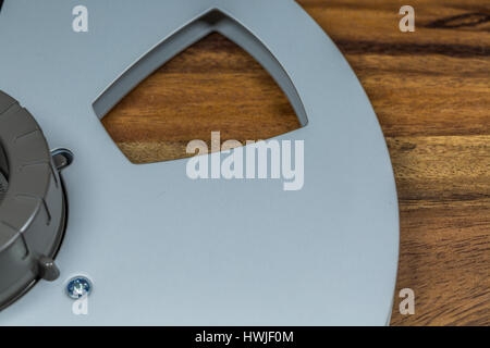 Metall-Leerspule für Tonband auf Holz Stockfoto