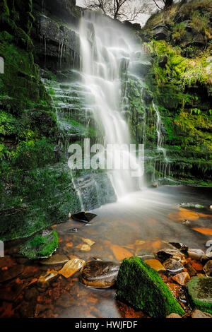 Alternative Ansicht des mittleren schwarzen Clough Wasserfall Stockfoto